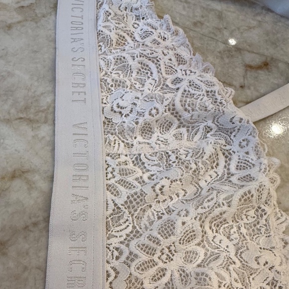 Victoria's Secret‎ Lacy Sexy Bralette; RN54867; Crème; Size Small - Picture 8 of 11